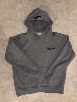 Essentials hoodie - Bra kvalitet men passar mig inte längre. Använt ett par gånger och tvättad en gång därför kan pris diskuteras