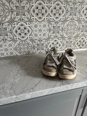 Adidas Campus 00s beigea/svarta sneakers💕 - Beigea/svarta Adidas Campus 00s sneakers i mocka💕