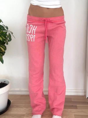 Hollister lågmidjade byxor  - Storlek M. Rakt över midjemått: 39cm. Innebenslängd: 74cm. Skickas inom 24h, PostNord prioriteras. Se liknande plagg i min profil! 