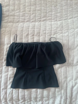Slutsåld topp från Zara  - Storlek S men passar någon som har XS också. Som ny. 