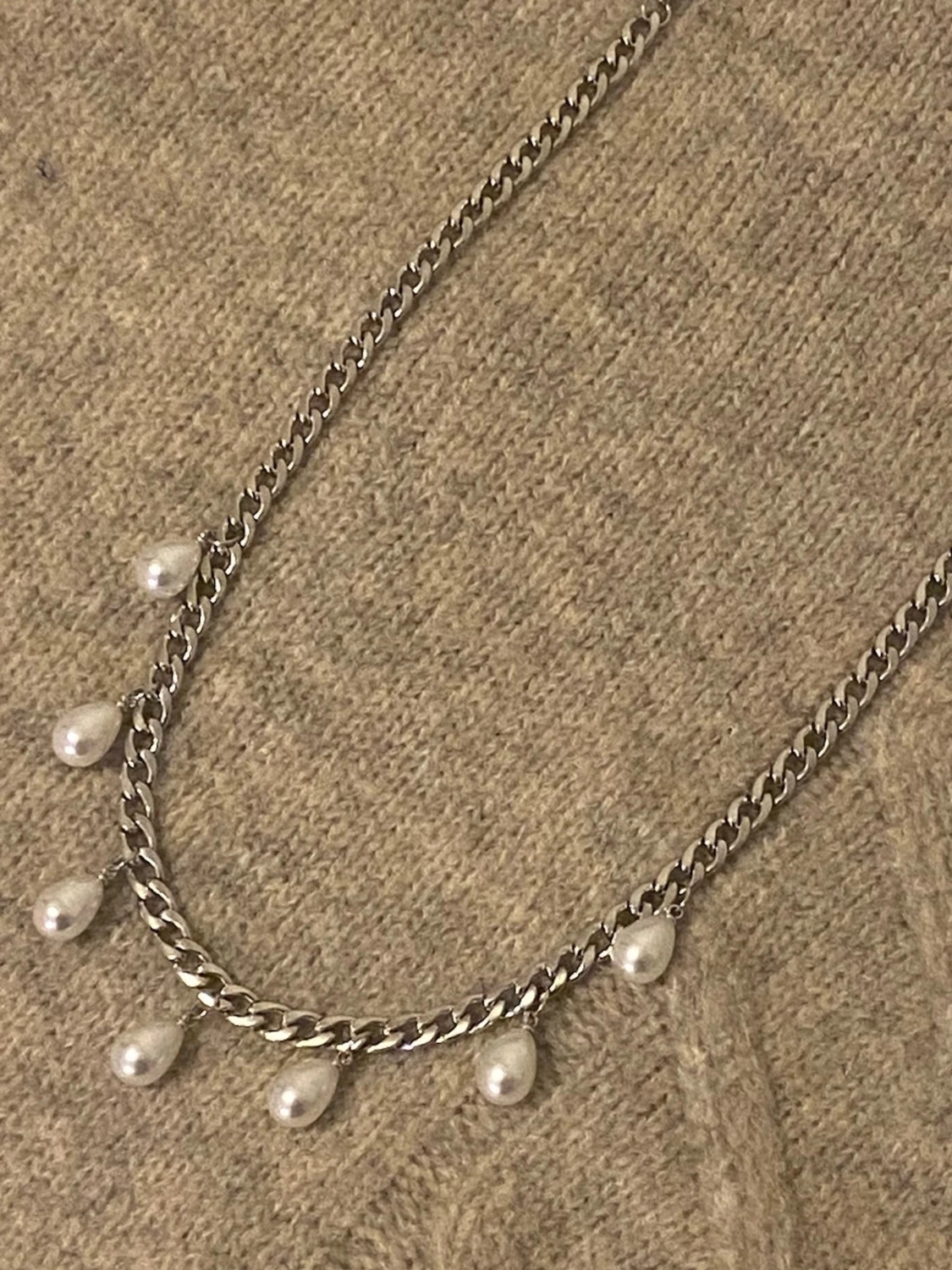 Silverfärgat halsband med droppformade pärlor - 2