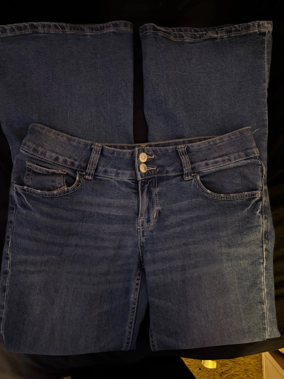 Mörkblå jeans med broderad ficka - 2