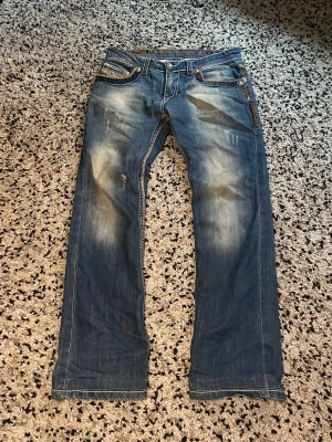 Vintage flared rock revival jeans - Tjääääna, säljer nu mina riktigt feta flared rock revivals med en sjukt najs fade👏strlk 32 och har en liten fläck som man kan se på bilderna, denna märks dock inte av under användning🫡 tveka inte på att skriva ifall du har frågor😉