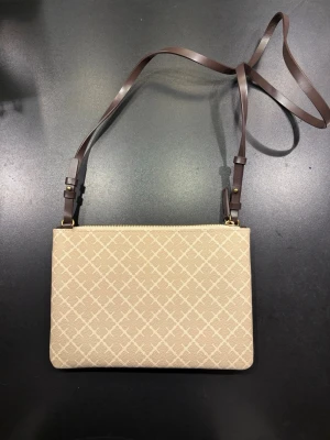 Beige axelväska från By Malene Birger  - Snygg beige axelväska från Malene Birger 