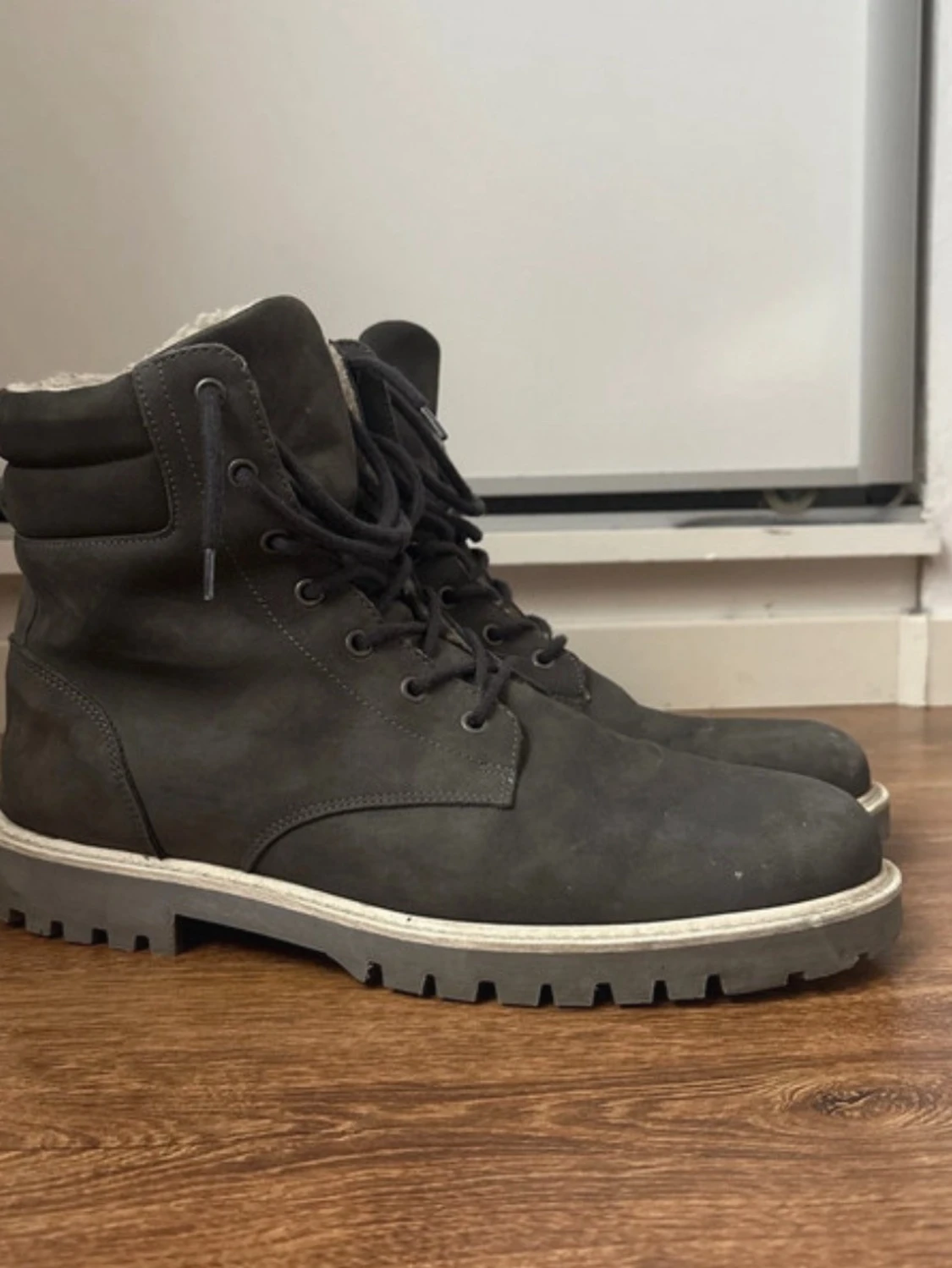 Svarta fodrade kängor med grov sula