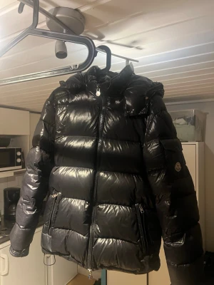 Svart pufferjacka från Moncler - Säljer en svart pufferjacka från moncler, det är en äkta Moncler Maya i storlek M😄 säljer för bra pris nu till våren så man kan ha den till höst/ vinter, väldigt snygg jacka 