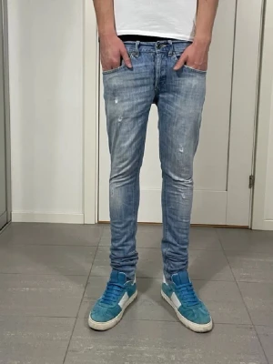 Dondup George jeans  - Säljer nu dessa Dondup George jeans med snygga slitningar i populär design, skriv för fler bilder/frågor🙌🏼