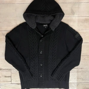 Unik cardigan - En riktigt snygg och unik cardigan. Den är i toppskick och har inte några defekter. Perfekt nu när det är lite kallare. Liten i storleken, står att det är storlek L men sitter som M. Skick: 9,5/10. 