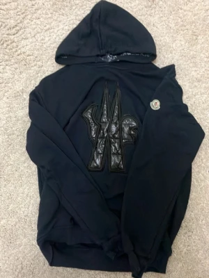 Moncler hoodie - hej! Säljer min as feta Moncler hoodie! Tveka ej att komma med pris förslag!!