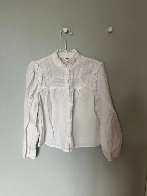 Vit blus - Vit blus från object, skrynklig på bilderna men skickad struken! Använd endast ett par gånger så k mycket fint skick😊