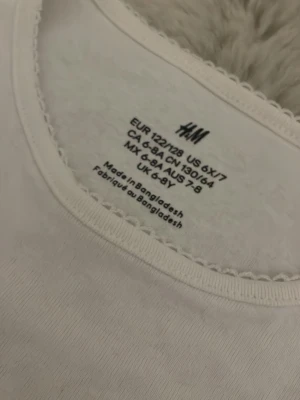 Vit långärmad topp från H&M - En basic vit långärmad topp från H&M med rund halsringning och mjukt material. 