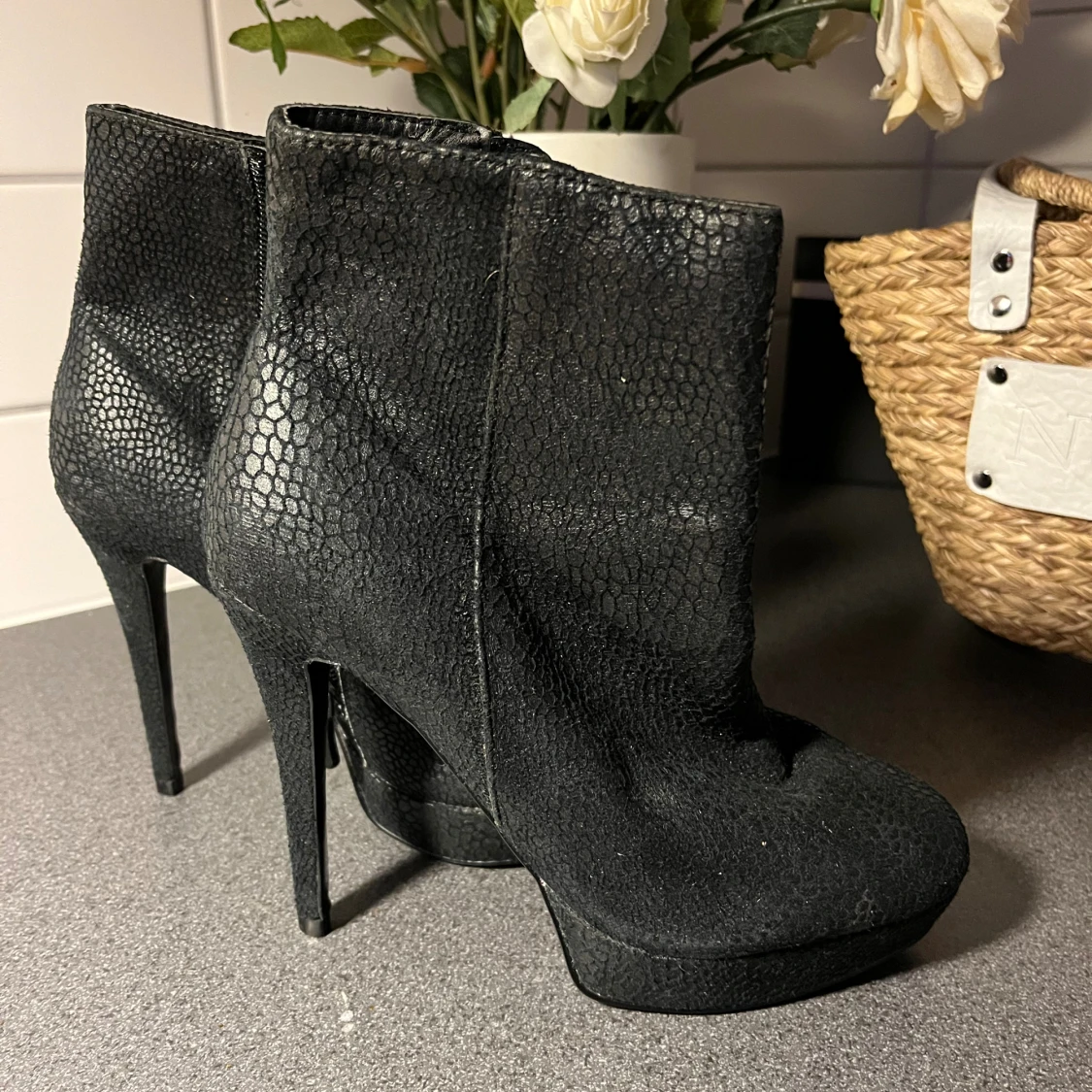 Svarta platåstövletter med ormskinnsmönster
