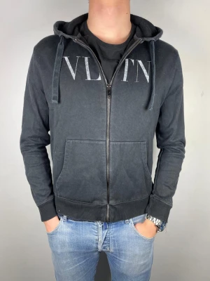 Valentino hoodie - Size S | Skick 8/10 | Modellen är 184, 74 kg | Hör av dig vid frågor!