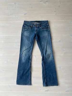 ONLY jeans  - Säljer dessa snygga jeans från ONLY. Har använt dem några få gånger. Storleken är 30/34. Skriv gärna till mig om mått och fler bilder ifall det behövs 😊