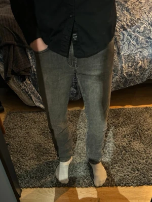 Grå jeans J.Lindeberg - Grå jeans från J.Lindeberg med slim fit. Skicket är riktigt fint! Kika i profilen för liknande jeans. 🔥😁