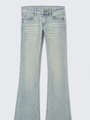 Ljusblå low waist bootcut jeans med slitningar - Säljer ett par ljusblå low waist bootcut jeans från weekday, Cheap Monday. 