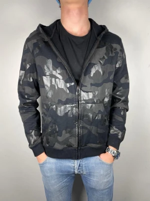 Valentino hoodie  - Size M | Skick 8/10 | Modellen är 184, 74 kg | Hör av dig vid frågor!