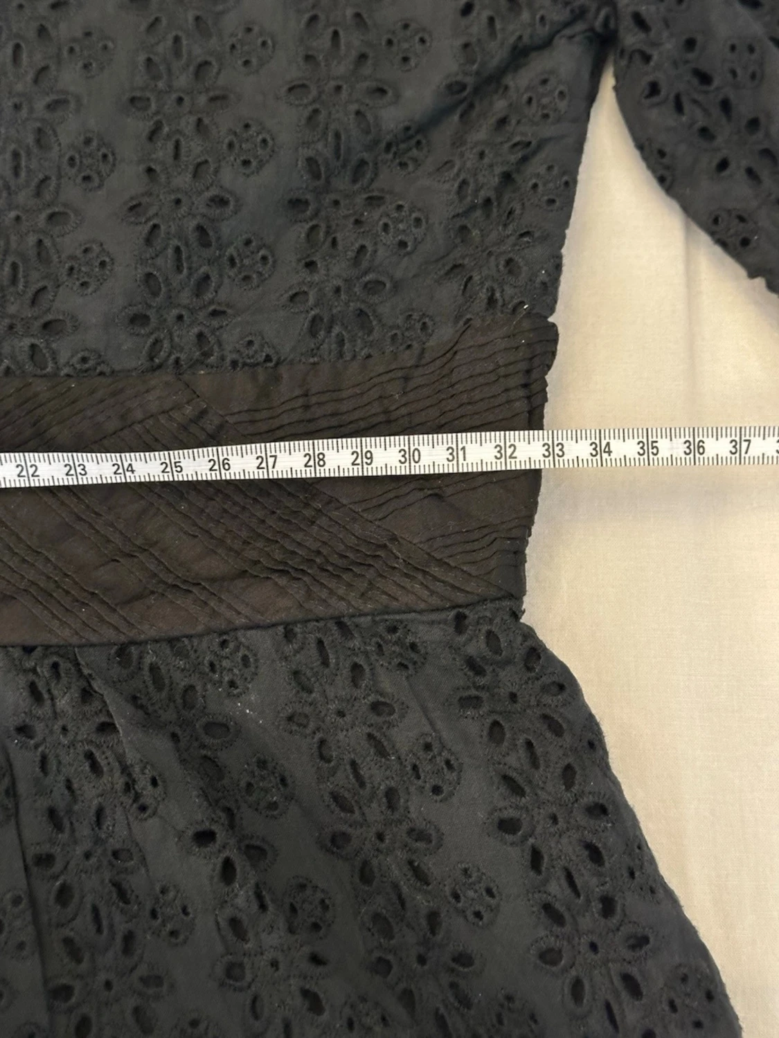 Svart blus med broderade detaljer - 5