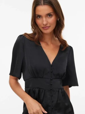 Svart blus med knappar och v-ringning - Stilren svart blus med v-ringning och dekorativa knappar framtill. Blusen har korta ärmar och markerad midja som ger en snygg siluett. Materialet ser ut att vara ett mjukt och glansigt tyg, perfekt för att skapa en elegant look.