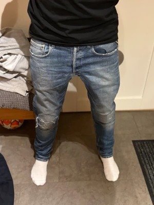 REPLAY ANBASS - Säkjer ett par riktigt feta replay ”anbass” jeans. Snygga slit i knän och väldigt sköna.                                 (Modellen är 180cm, 72kg)