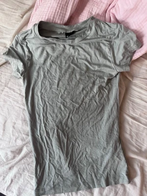 T-shirt - Från Gina storlek xxs