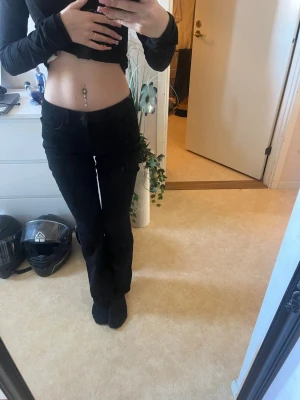 Jeans  - Svarta lågmidjade bootcut jeans i bra skick. Sällan använda 