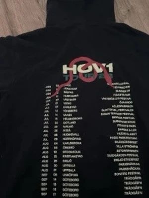 Svart Hov1 hoodie med turnétryck - Svart hoodie från Hov1 med stor huva och turnétryck på ryggen i vitt och rött. Från 2023 ( skriv för fler bilder!)