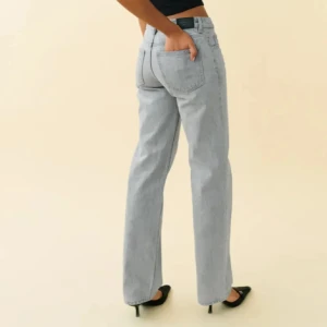 Ljusgrå straight jeans - Säljer dessa ljusgrå jeansen då de inte längre kommer till användning, de har inga defekter. De är i modellen straight och de har klassiska femhörns fickor. Jeansen är lågmidjade och är perfekta för en avslappnad och stilren look💗Köp gärna direkt🫶