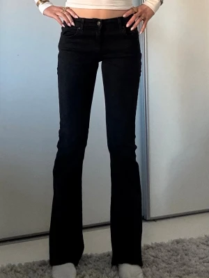 Lågmidjade jeans  - Säljer dessa lågmidjade jeans från only, aldrig använda då jag köpte ett par andra istället. Jättefina och sitter bra. Hör av er för frågor eller fler bilder 💕köpta för 550.