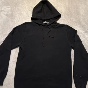 Stickad hoddie  - En snygg stickad hoddie från märket dressman. Tröjan är aldrig använd och sälj pga fel storlek. Nypris 500 köps för 350 men priset kan diskuteras. 