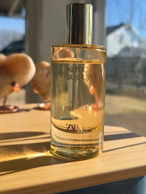 ZARA Exotic Maracuja Parfym - Exotic Maracuja Eau de Parfum från ZARA. Från början 50 ml. Mängd nu enligt bild. 
