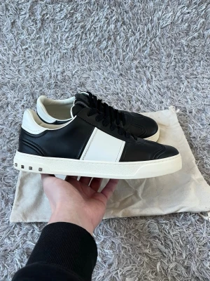 Valentino Flycrews - Säljer ett par sköna Valentino Flycrews! | Som nya i skicket! Alla nitar är kvar. Finns något väldigt litet tecken på användning! | Orginlasulorna är utbytt men de nya passar lika bra! | Storlek 40 passar 0,5-1 storlek större så omkring 40-41! | Har dustbag! | Ställ gärna frågor innan du köper!