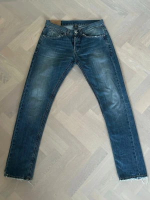 Dondup George Jeans - Tja säljer nu dessa riktigt snygga Dondup jeansen i storlek 32 där nypriset är cirka 4000kr och modellen är George, skick 8/10 vid minsta lilla fundering så är det bara att höra av sig!  Mvh Santén