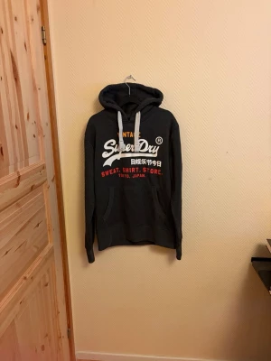Vintage Superdry Hoodie  - En väldigt snygg Vintage Superdry hoodie i väldigt bra skick 🤩Storlek L. Skulle säga i skala 8/10 så super bra skick 🙌                                                             Hör av er vid mera frågor/bilder 🙌🤝