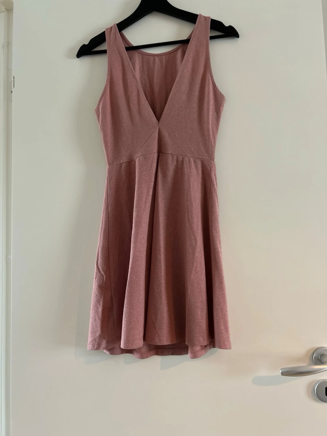 Rosa kortklänning med v-ringad rygg - 1
