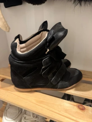 Svarta high top sneakers med kardborre - kan ej garantera äkthet pga köpta vestiaire collective. Köpta för ca 5000kr. storlek 41 men skulle mer säga att det är storlek 40.
