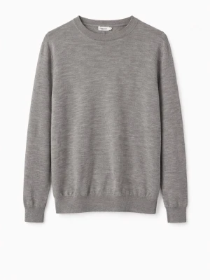 Ljusgrå stickad tröja Filippa K - Snygg ljusgrå stickad tröja från Filippa K i tunn ullmix. Klassisk rund halsringning och långa ärmar. Perfekt basplagg med ribbade muddar vid ärmslut och nederkant. Enkel och stilren design som passar till det mesta.