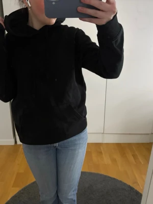 Svart hoodie - svart hoodie o stolen S men passar xs 