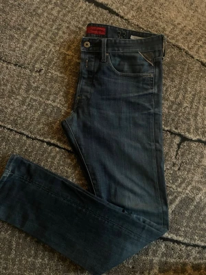 Replay Waitom jeans - Ett år riektigt fina replay waitom jeans i grymt skick!! W33 L34. Har använt dessa runt 10 gånger och de är i väldigt fint skick. Tvättade en gång och nypris på dessa är 2200kr vi säljer för 750kr skriv för info. Pris ej hugget i sten