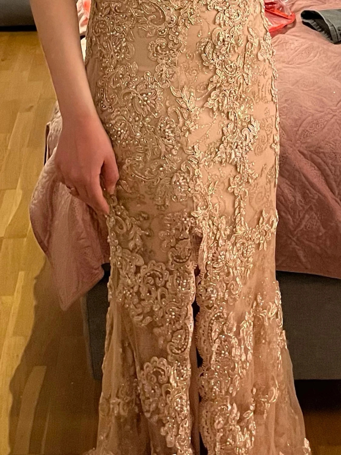 Champagnefärgad långklänning med spets