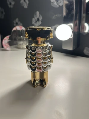 Rabanne fame parfym - Luktar jättegott och sitter länge. Flaskan är 50 ml men det är cirka 40 ml kvar🌸