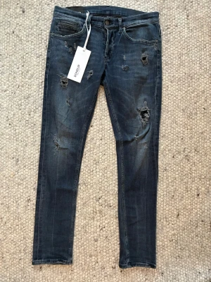 Dondup jeans - Har en deffekt som man ser på dom sista bilderna därav det billiga priset! Midja 41 cm längd 100cm 