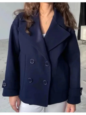 Design by si kappa - Säljer denna fina kappa eftersom jag köpt en ny vårjacka!❤️ Jättefin och perfekt nu till våren.🌟Vill ni har fler bilder så skriv privat:)