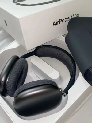 Apple AirPods Max Svart - Snygga och moderna Apple AirPods Max i svart. Over-ear hörlurar med mjuka öronkuddar, metallbåge och meshband för extra komfort. Levereras med smart case och originalförpackning. Perfekta för musik, gaming eller film.