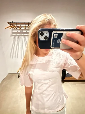 Figursydda T-shirts  - En rosa och en vit figursydd topp, från Gina. Storlek S super fin 