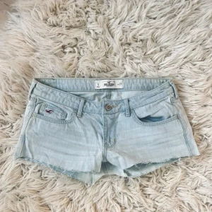 F15 Superljusblå jeansshorts lowrise lågmidjade från hollister - Hollister shorts midja ca 38,5 cm
