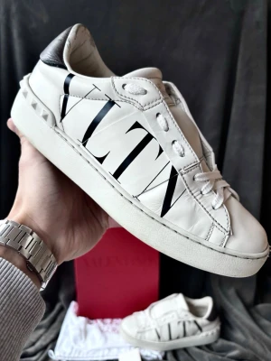 Valentino open skor - Valentino open skor | orginalstorlek: 38, fråga om innermått vid osäkerhet | ingår: dustbag, box