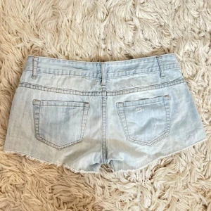F16 Ljusblå super lowrise lågmidjade jeansshorts - Sååå fina! Midja ca 40 cm rakt över