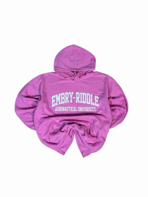 Vintage Rosa Embry-Riddle University Hoodie – Y2K USA College - Okej skick, har fläckar se bilder. Size M. Bröstvidd - 54cm, längd - 65 cm, armlängd 57 cm. 