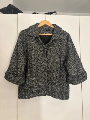 Trekvarts ärmad kappa - Trekvarts ärmad kappa som är i väldigt bra skick. Det står storlek 12 men skulle säga att de är en M-L